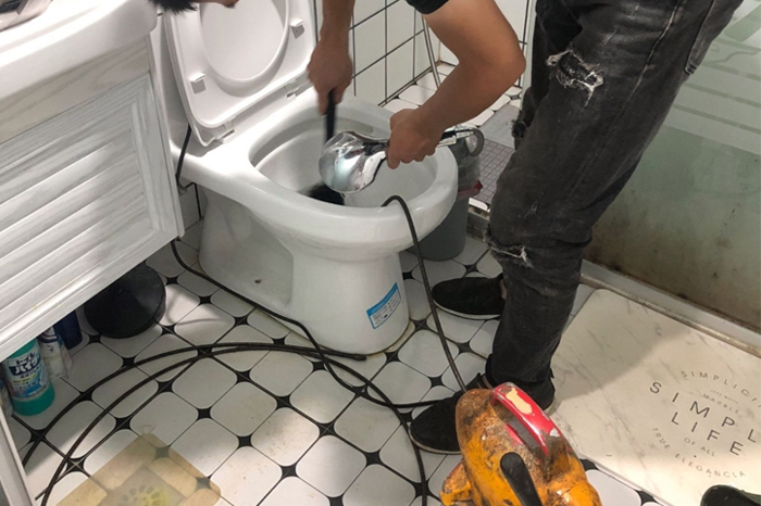 察哈尔右翼中疏通下水道