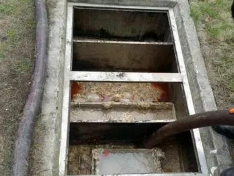 察哈尔右翼中隔油池清理