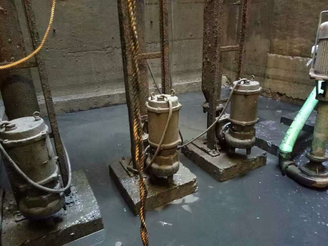 察哈尔右翼中污水池清理