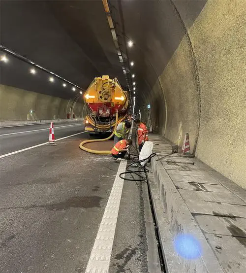 察哈尔右翼中隧道排水渠清淤